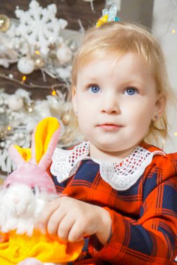 Noel arifesindeki güzel küçük çocuk