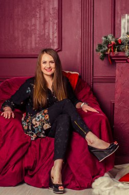 Noel ağacında genç bir kadın