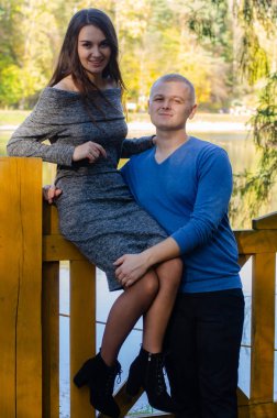 Aşk her yerde. Bir gelin ve damadın gölde birlikte yelken açarken öpüştükleri tek renkli odak noktası..