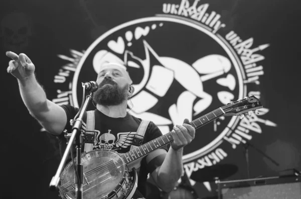 Guitarrista Banda Rock Tocando Cena Escura — Fotografia de Stock