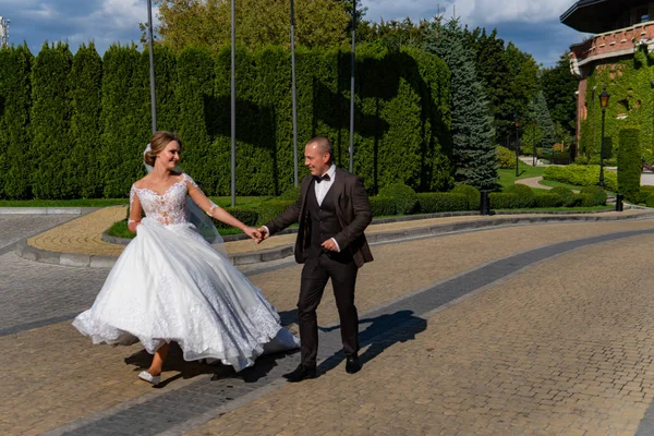 Primer plano de una bonita pareja de novios jóvenes —  Fotos de Stock