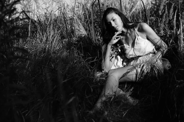 Foto vintage de uma menina / sépia, preto e branco retrato de uma bela jovem mulher, verão felicidade — Fotografia de Stock