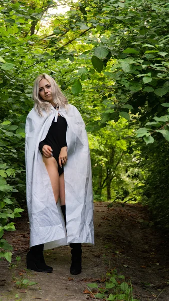 自然中穿着白色斗篷的性感金发女人 — 图库照片