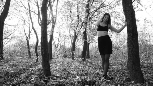 Νεαρή Όμορφη Γυναίκα Περπάτημα Στο Πάρκο Φθινόπωρο — Φωτογραφία Αρχείου