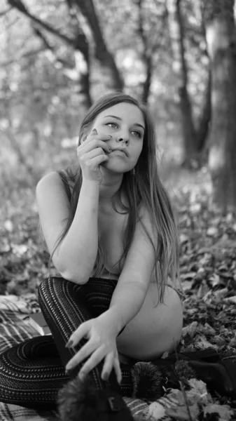 Hermosa chica de pelo rojo en traje y abrigo rojo. Mujer joven caminando en el parque —  Fotos de Stock