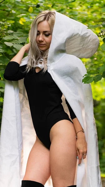 Sexy Blonde Woman White Cloak Nature — Stock fotografie