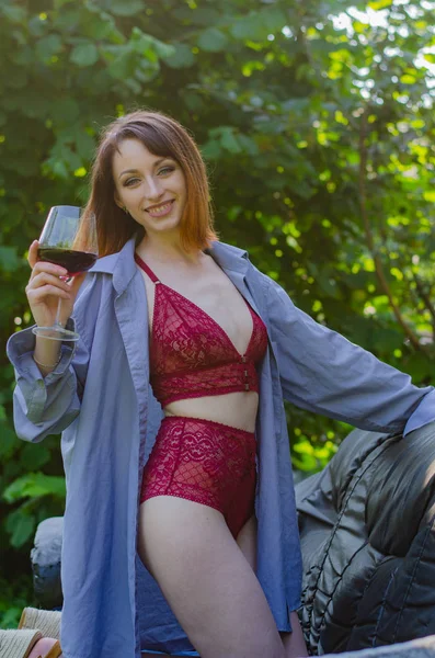 Mooi sexy naakt roodharige meisje, prachtige lingerie, natuur — Stockfoto