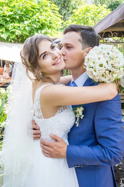 Wedding wedding day beautiful bride and elegant groom walking after wedding luxury 23.07.2017 Lutsk, Ukraina — Fotografia de Stock