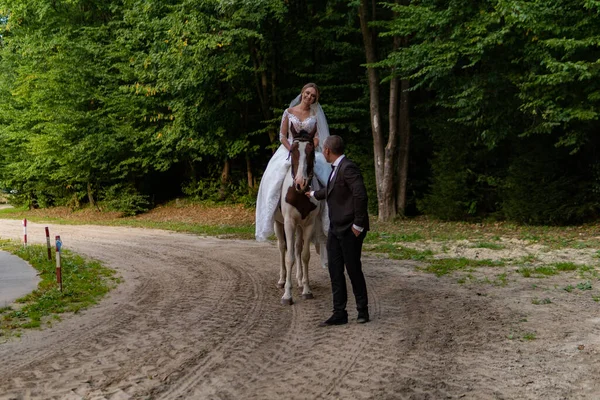 Gros plan d'un beau jeune couple de mariage — Photo