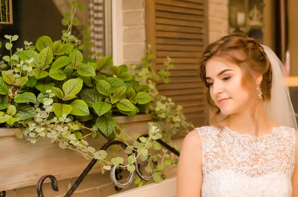 Pengantin Cantik Dengan Gaun Putih Dengan Karangan Bunga — Stok Foto