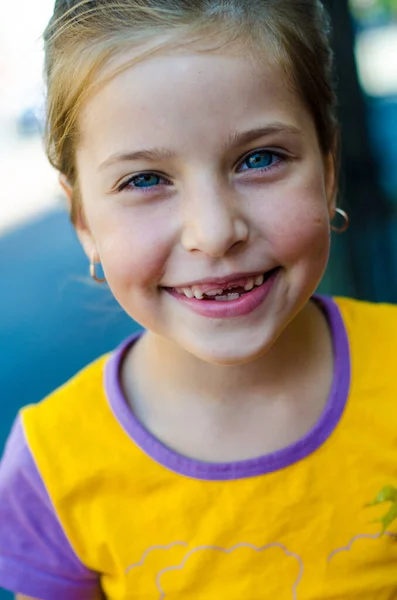 5 Jahre alte süße kleine Mädchen spielen in sonnigen Sommerpark.Happy kid Mädchen zu Fuß und Springen in einem Wald.Kids spielen im Freien .Kindergarten im Schulhof an Sommertagen. — Stockfoto