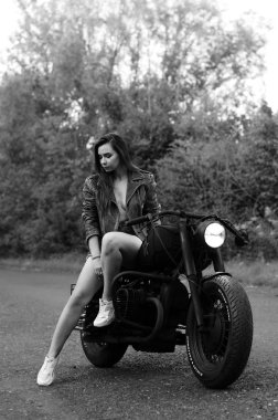 Şapkalı ve güneş gözlüklü güzel kaba bir kadından siyah beyaz bir fotoğraf. Renk efektleri, bu resimde kullanılan özel beyaz dengesi