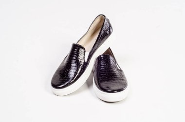 Kadın deri çizmeleri.