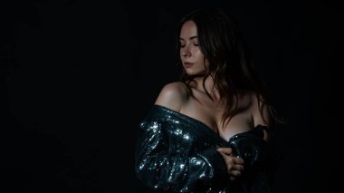 Güzel, seksi, çıplak kız, koyu siyah arka planda izole edilmiş zarif iç çamaşırı.