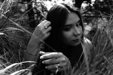 Genç, güzel, seksi bir kadının portresi