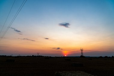 kırsal alanda günbatımının resimsel görüntüsü