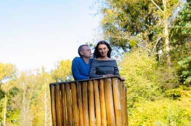 Aşk her yerde. Bir gelin ve damadın gölde birlikte yelken açarken öpüştükleri tek renkli odak noktası..