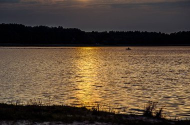 Denizin üzerinde güzel bir gün batımı.