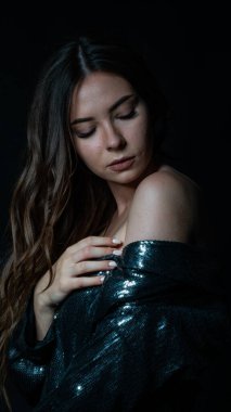 Güzel, seksi, çıplak kız, koyu siyah arka planda izole edilmiş zarif iç çamaşırı.