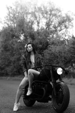 Şapkalı ve güneş gözlüklü güzel kaba bir kadından siyah beyaz bir fotoğraf. Renk efektleri, bu resimde kullanılan özel beyaz dengesi