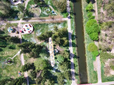 Bangkok 'taki Jatujak parkının en iyi manzarası. Sabahları insanlar buraya egzersiz yapmaya gelmeye bayılıyor. Bahçe dairesel ve üçgen geometrisine göre tasarlandı. Huzurlu bir işaret gibi görünüyor..