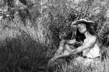 bir kız vintage fotoğraf / sepya, güzel bir genç kadının siyah beyaz portre, mutluluk yaz