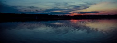 Denizin üzerinde güzel bir gün batımı.