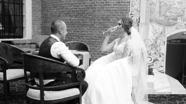 Gelin ve damat yaz park açık havada walking away.