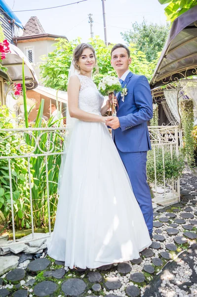 Bruiloft trouwdag mooie bruid en elegante bruidegom wandelen na bruiloft luxe 23.07.2017 Lutsk, Oekraïne — Stockfoto
