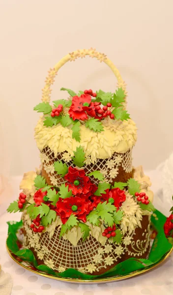 花とバラの美しいウェディングケーキ — ストック写真