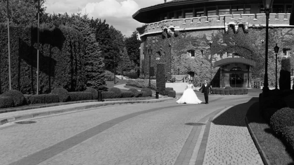 Sposa e sposo a piedi nel parco estivo all'aperto passeggiata nuziale, tipico matrimonio ucraino Lviv Ucraina 19.09.19 — Foto Stock