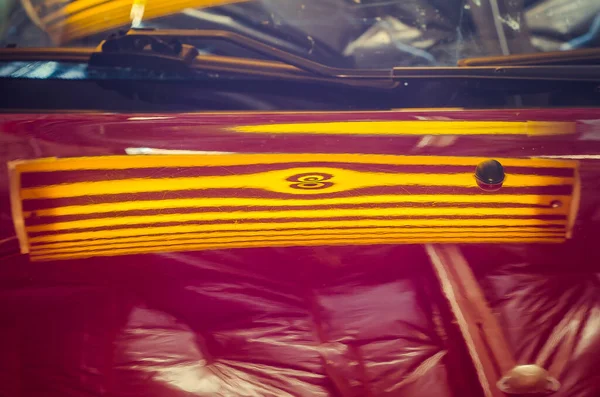 Крупный Снимок Поврежденного Капота Автомобиля — стоковое фото