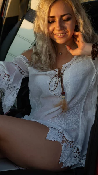 Schöne sexy blonde Frau, rotes Auto, Feld — Stockfoto