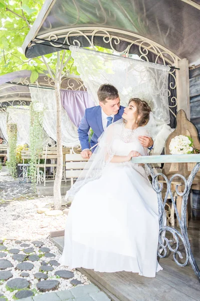 Dia do casamento noiva bonita e elegante noivo andando após o casamento de luxo 23.07.2017 Lutsk, Ukraina — Fotografia de Stock