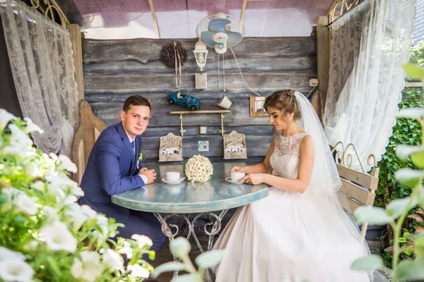 Wedding wedding day beautiful bride and elegant groom walking after wedding luxury 23.07.2017 Lutsk, Ukraina — Fotografia de Stock