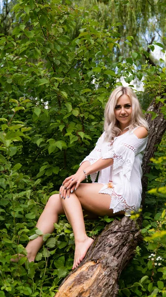 Mulher Loira Sexy Vestido Verão Natureza — Fotografia de Stock