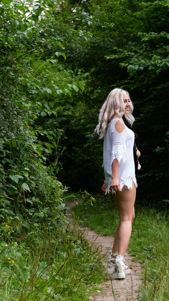 Сексуальна Блондинка Літній Сукні Природі — стокове фото