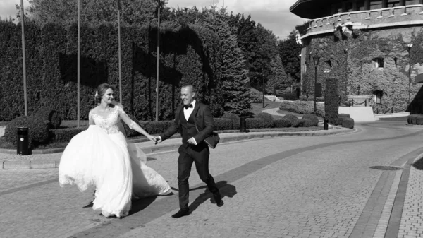 Sposa e sposo a piedi nel parco estivo all'aperto passeggiata nuziale, tipico matrimonio ucraino Lviv Ucraina 19.09.19 — Foto Stock