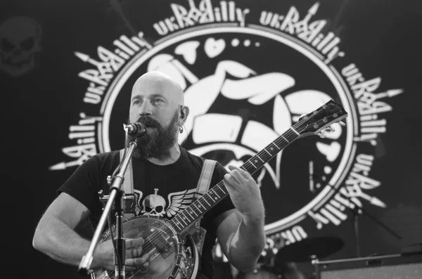 Gitarrist Der Rockband Tritt Dunkler Szene Auf — Stockfoto