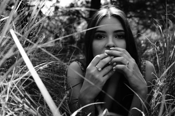 Portrait of an young beautiful sexy woman on the nature — Stock Photo, Image