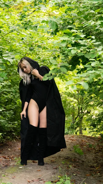 Sexy bionda donna in nero mantello natura — Foto Stock