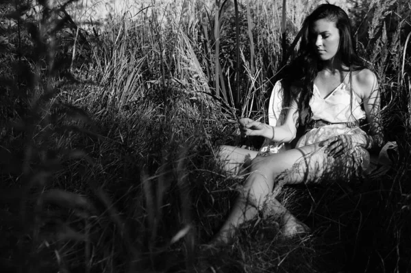 Foto vintage di una ragazza / seppia, ritratto in bianco e nero di una bella giovane donna, estate felice — Foto Stock