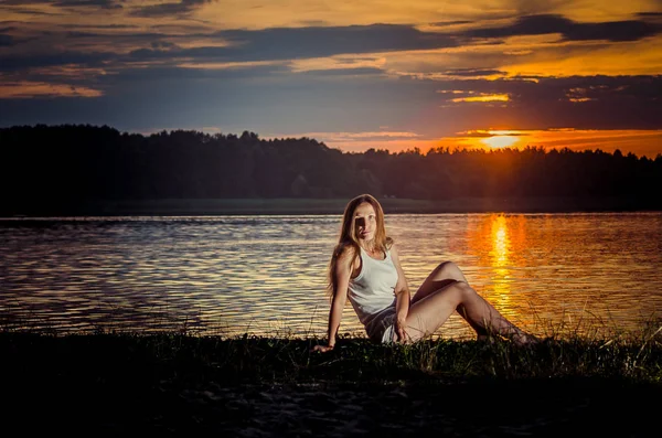 Sexy Woman Swimsuit Lake Shore – stockfoto