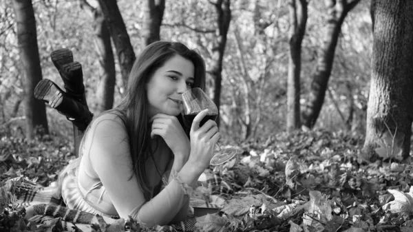 Joven Hermosa Mujer Con Una Copa Vino Parque Otoño — Foto de Stock