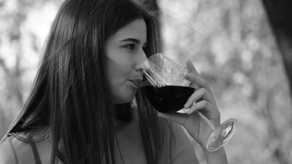 Jonge Mooie Vrouw Met Een Glas Wijn Het Park Herfst — Stockfoto