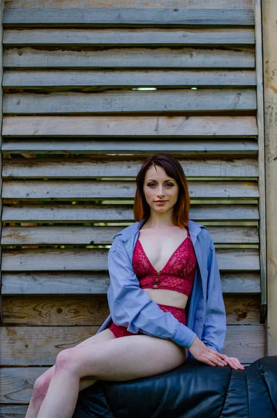 Vacker sexig naken rödhårig flicka, utsökta underkläder, natur — Stockfoto