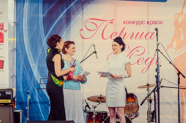 Жених и невеста, Луцк Украина 29 / 06 / 2014 — стоковое фото