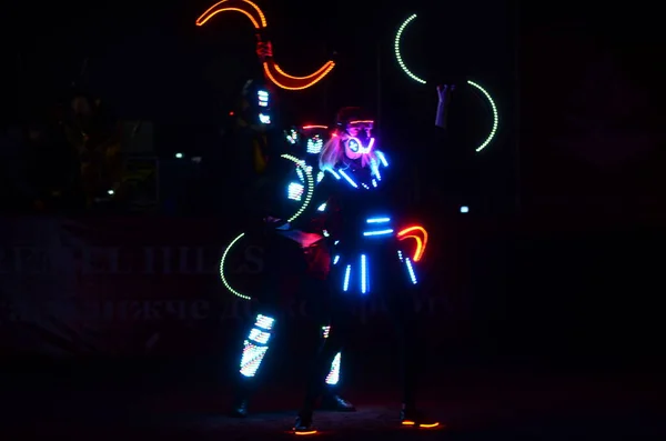 Künstler Treten Leuchtenden Kostümen Dunklen Schauplatz Auf — Stockfoto