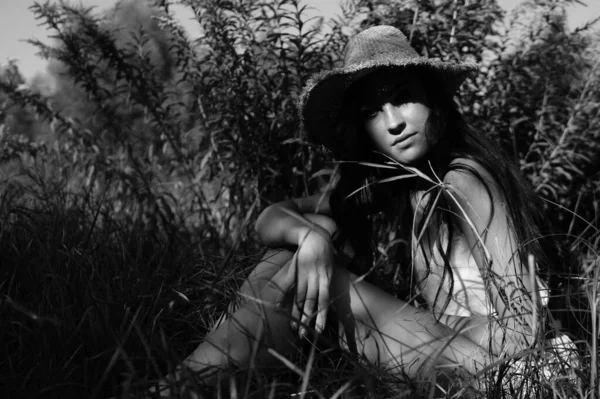 Vintage-Foto eines Mädchens / Sepia, Schwarz-Weiß-Porträt einer schönen jungen Frau, Glück Sommer — Stockfoto