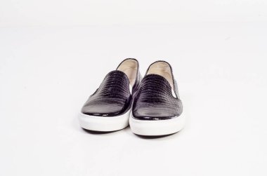 Beyaz arka planda izole kadın deri botları, yakın görüş 